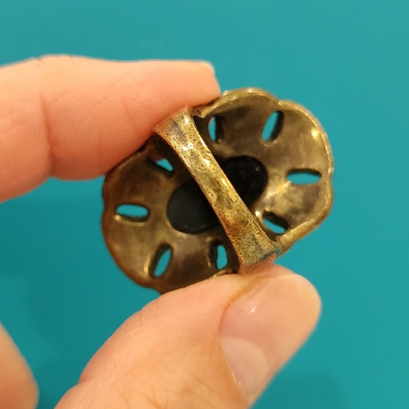 Antique gold tone oval black glass ring, size 7 - Picture 2 of 6